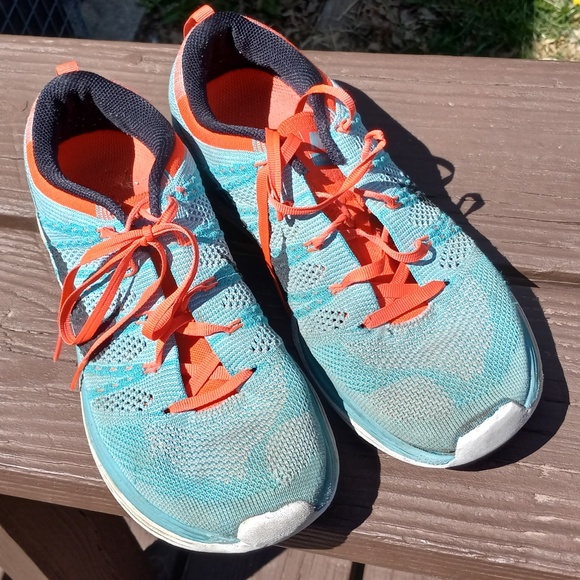 Nike women's tennis shoes 8.5 - Picture 1 of 4